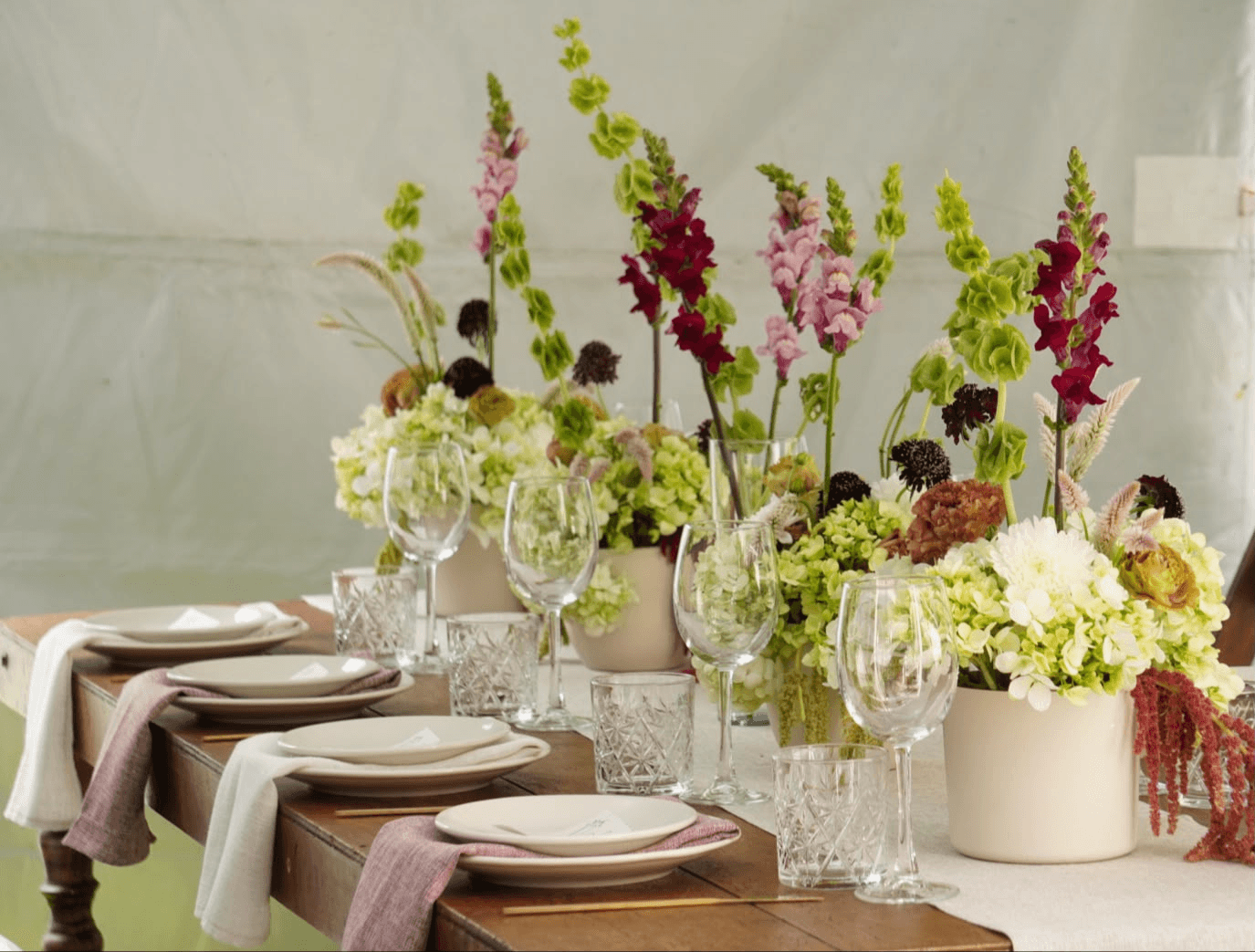 Mesa de cumpleaños de Anis con arreglos florales